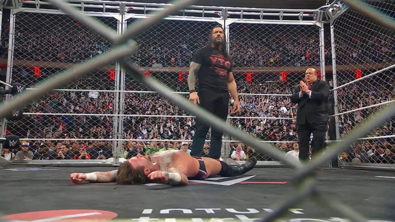 Roman Reigns stands tall to close "WWE Raw"