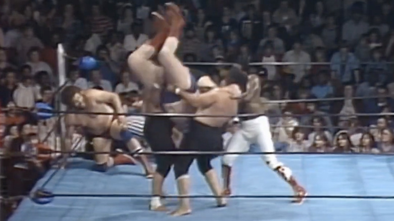 The Wild Samoans bodyslam Andre